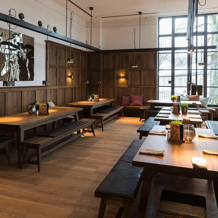 Traditionelles Holzdesign trifft auf moderne Eleganz in einer der Stuben des Paulaner am Nockherberg, eines der besten bayerischen Restaurants in München.