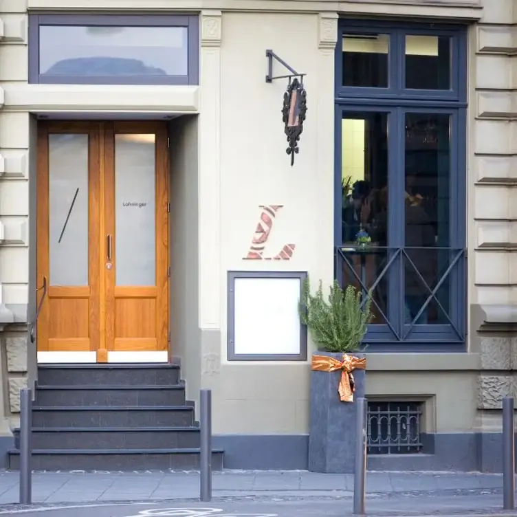 Minimalistisch gestalteter Eingang zum Lohninger, einem besonders romantischen Restaurant in Frankfurt.