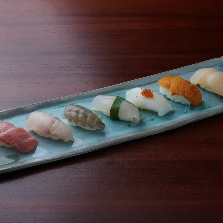 Rohe Fischfilets auf Reis in Nigiri-Anrichtung im Sansaro, einem der romantischen Restaurants in München.