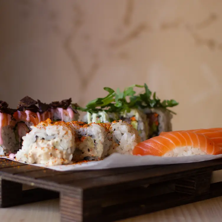 Verschiedene Sushi-Rollen mit Lachs und anderen Zutaten im Sushi Bistro Sakura, einem der besten japanischen Restaurants in Frankfurt.