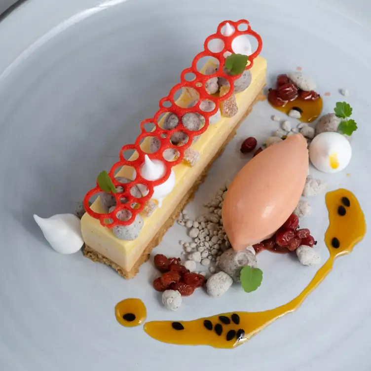 Experimentelle Küchenkreation mit süßen Aromen in der Villa Merton, einem der besten romantischen Restaurants in Frankfurt.