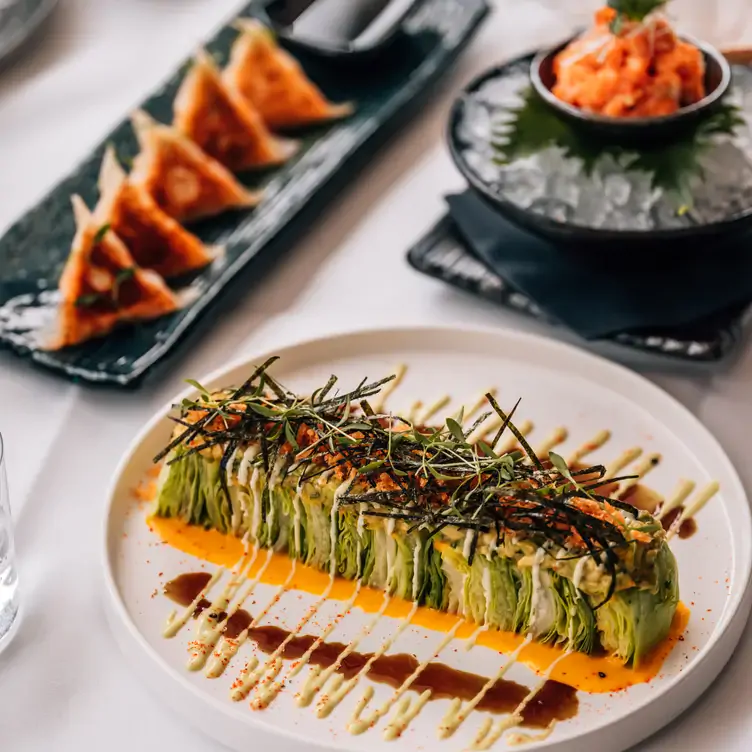 Salat, Gyoza-Teigtaschen und Sashimi auf Eis im DO & CO, einem Münchener Restaurant mit romantischem Ambiente.