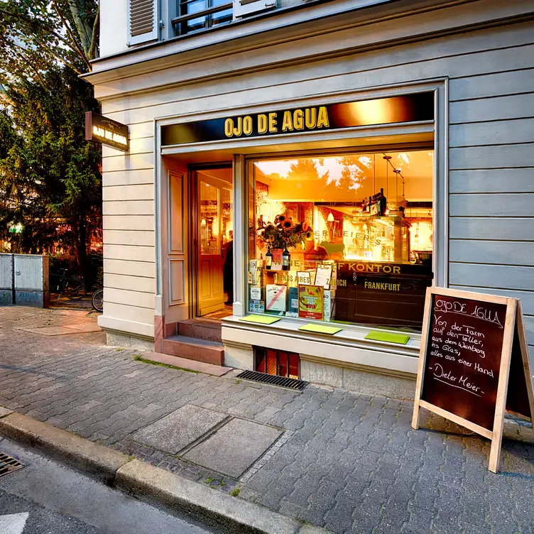 Schaufenster und Eingang zum Ojo de Agua Wine & Beef Kontor, einem romantischen Restaurant in Frankfurt.