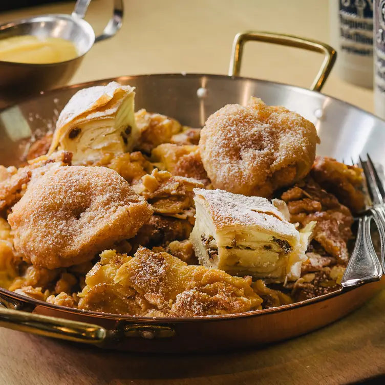 Zum Nachtisch gibt es österreichischen Kaiserschmarrn mit Puderzucker im Nürnberger Bratwurst Glöckl am Dom, einem der besten bayerischen Restaurants in München.