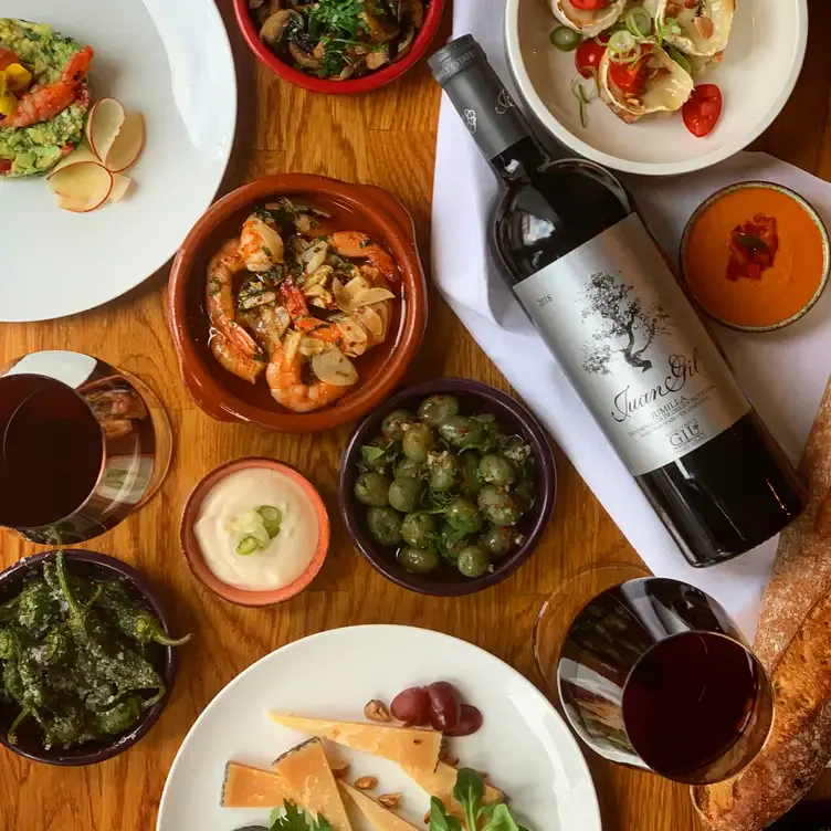 Kleine spanische Tapas wie Käse, Oliven und Garnelen zu Rotwein im La Trinca, einem der besten romantischen Restaurants in Frankfurt.