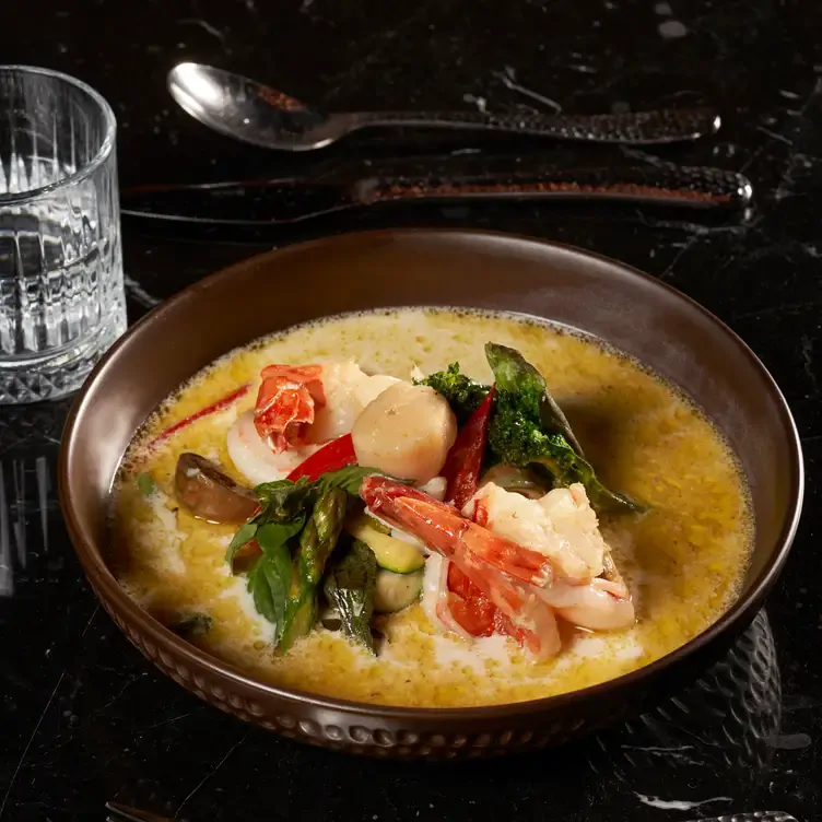 Seafood Green Curry mit Garnelen, Jakobsmuscheln und Barsch im Aimy.