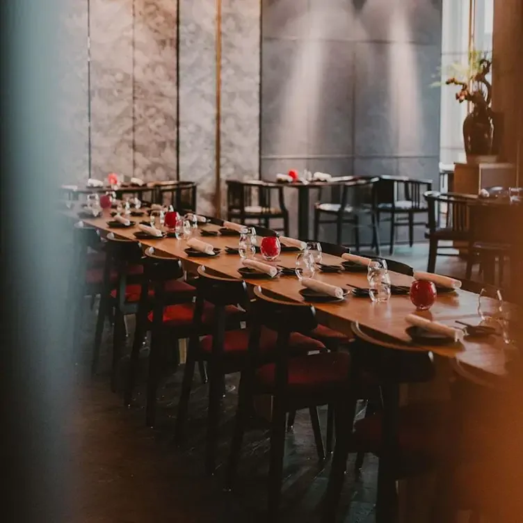 Gedeckte Farben und Tische auf Parkett im Azuki, einem Restaurant in München für einen Abend zu zweit.