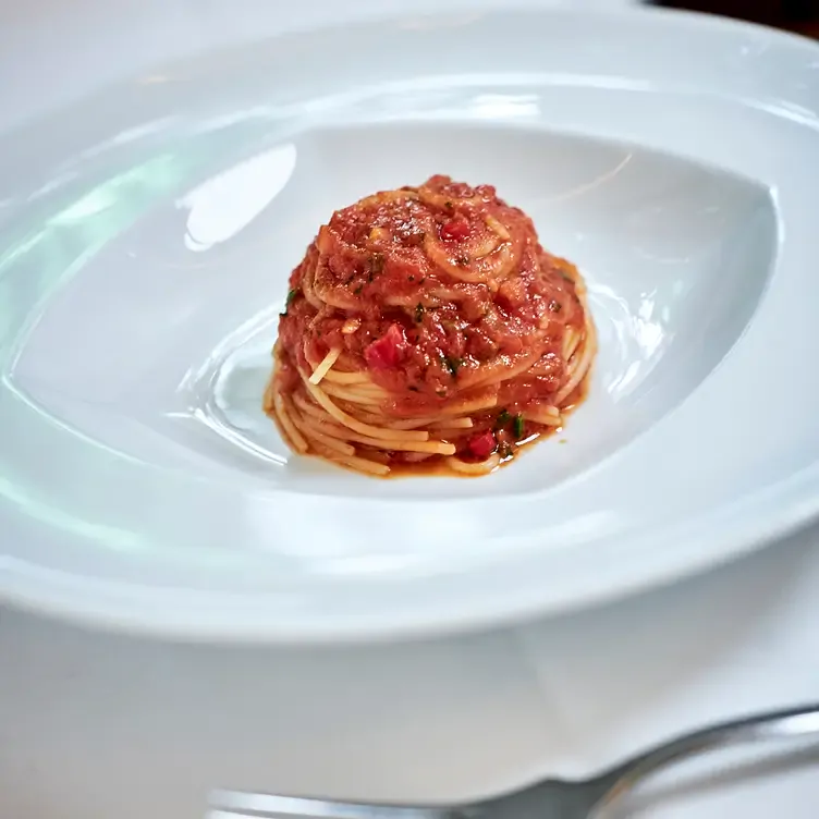 Zweiter Gang mit Spaghetti und Bologneser Ragout im La Scuderia, einem der besten romantischen Restaurants in Frankfurt.