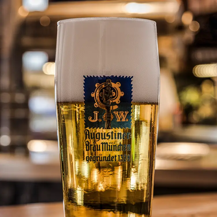 Das Hausbier Augustiner Helles im Halbliterglas bei Garchinger Augustiner, einem der besten bayerischen Restaurants in München.