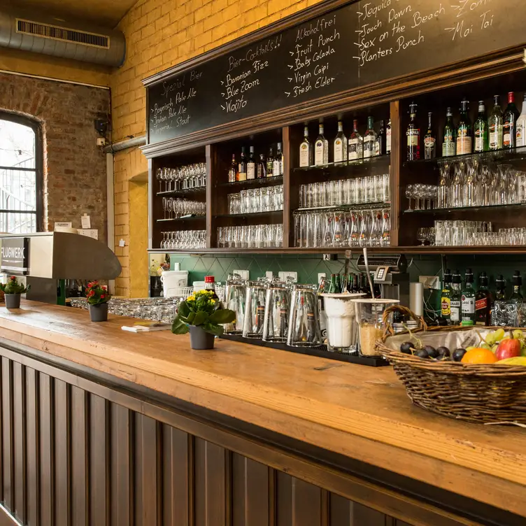 Moderne Theke mit Zapfanlage und Obstlerauswahl im Flugwerk, einem der besten bayerischen Restaurants in München.