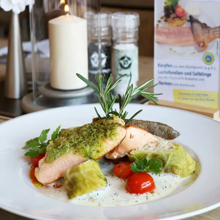 Feines Fischfilet mit Topping, Sahnesauce, Tomaten und Thymian im Pschorr, einem der besten bayerischen Restaurants in München.