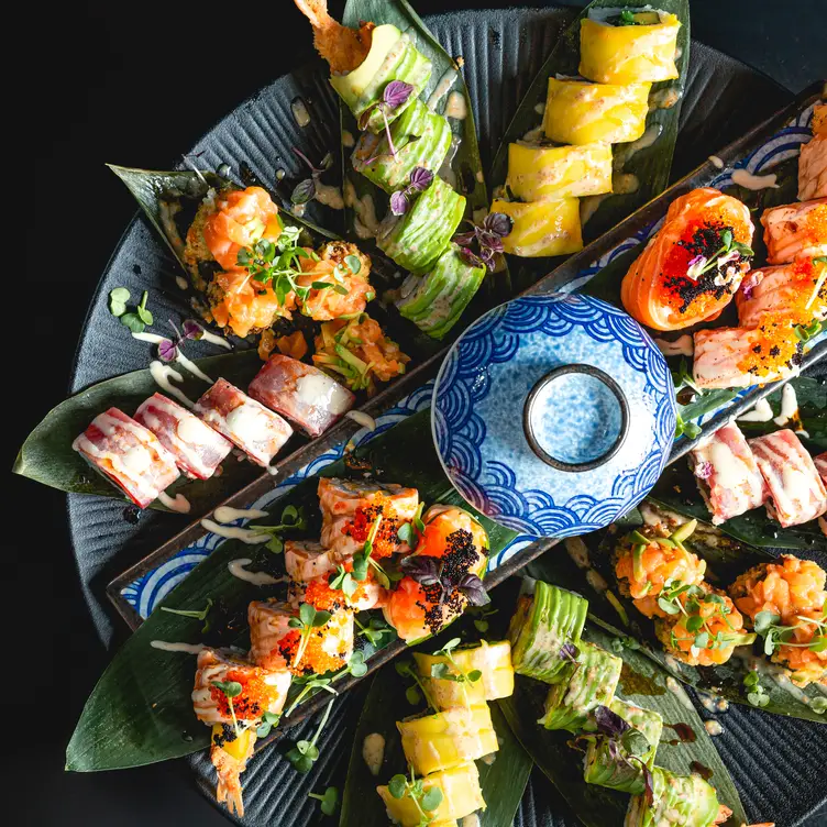 Kunstvoll angerichteter Teller mit verschiedenen Sushi-Rollen im BUN Sushi, einem der besten japanischen Restaurants in Berlin. Bildnachweis: BUN Sushi & Bar.