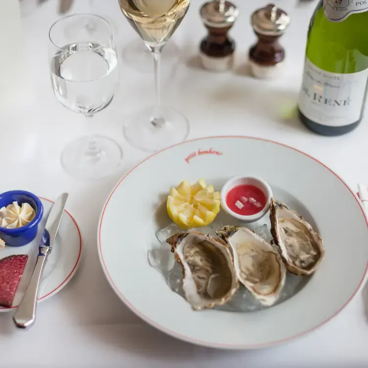 Drei Austern auf Eis mit Zitrone und Sauce im petit bonheur, einem der besten romantischen Restaurants in Hamburg.