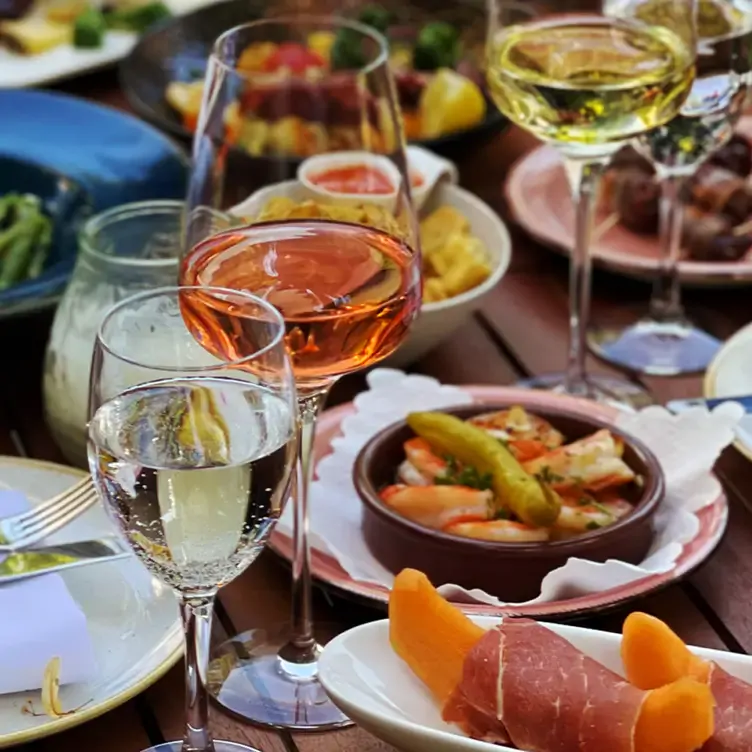 Häppchen wie Schinkenrollen und Garnelen mit Wein im Amaranto Tapas & Vino in Hamburg.