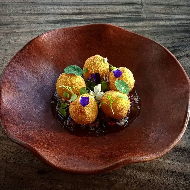 Knusprig gefüllte, frittierte Bällchen mit süßsaurer Sauce im Aimy.