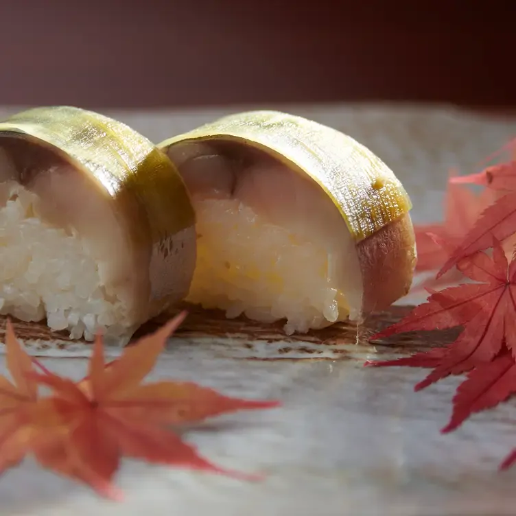 Vielseitig gestaltete Sushi-Rollen mit Fisch im Sansaro, einem der romantischen Restaurants in München.