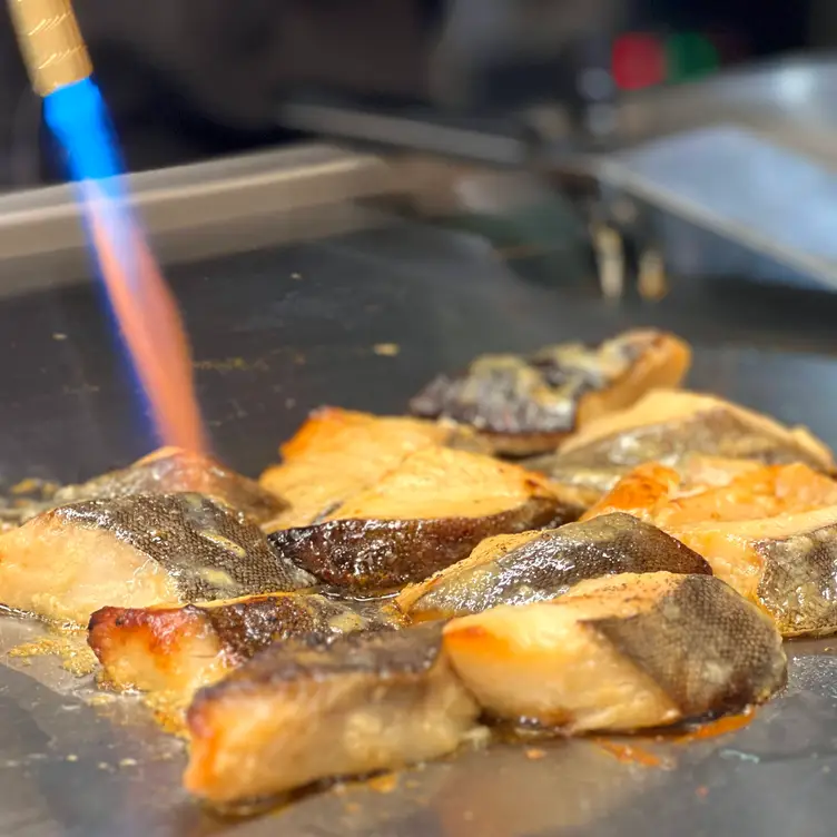 Mit dem Flambierer zubereiteter Fisch im KABUKI Teppanyaki, einem der besten japanischen Restaurants in Berlin.