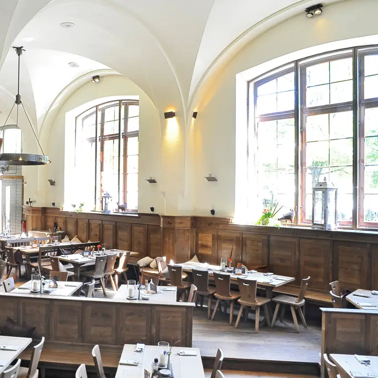 Gewölbesaal mit Holzverkleidung und traditionellen Bierbänken im Pschorr, einem der besten bayerischen Restaurants in München.