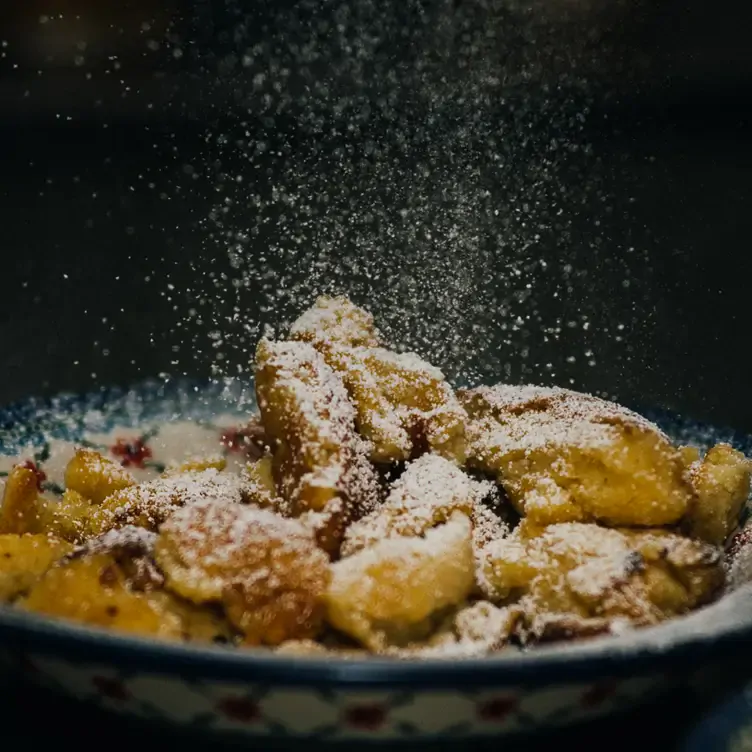 Kaiserschmarrn mit Puderzucker im Marend Tiroler Küche Eimsbüttel, einem der besten romantischen Restaurants in Hamburg.