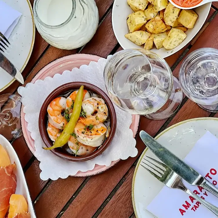 Garnelen, Kartoffeln und Schinken als Häppchen im Amaranto Tapas & Vino, einem der besten romantischen Restaurants in Hamburg.