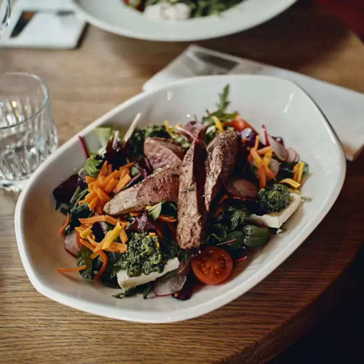 Teller mit Entenbrust und Gemüse in Neumanns Bistro, einem der besten Restaurants in Hamburg für ein Dinner zu zweit.