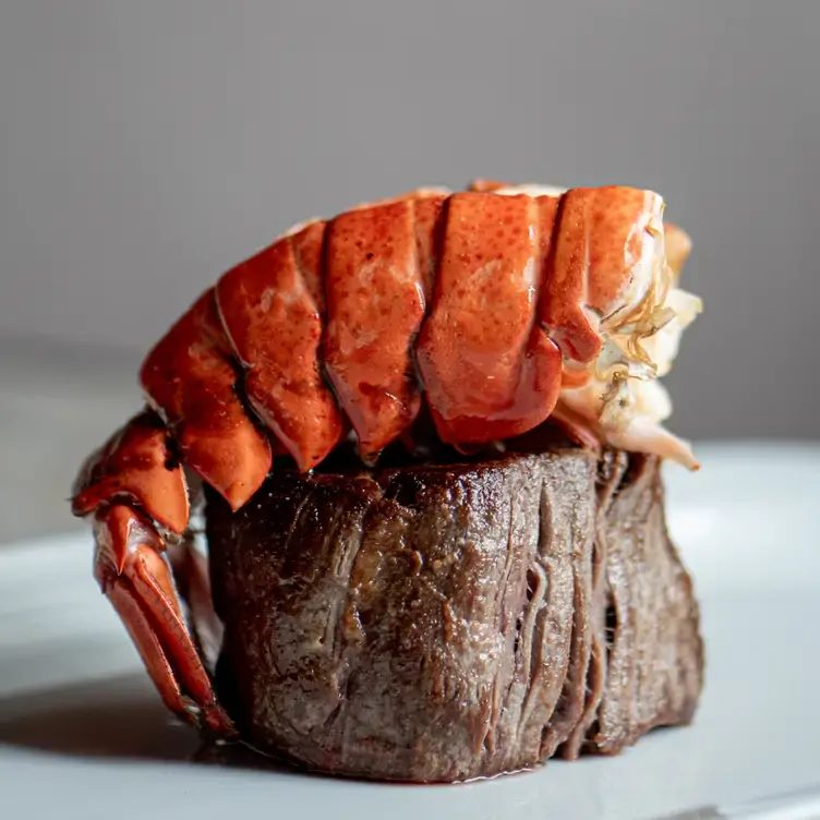 Hummerstück auf zartem Fleisch im George Prime Steak, einem der Münchener Restaurants für ein romantisches Dinner.