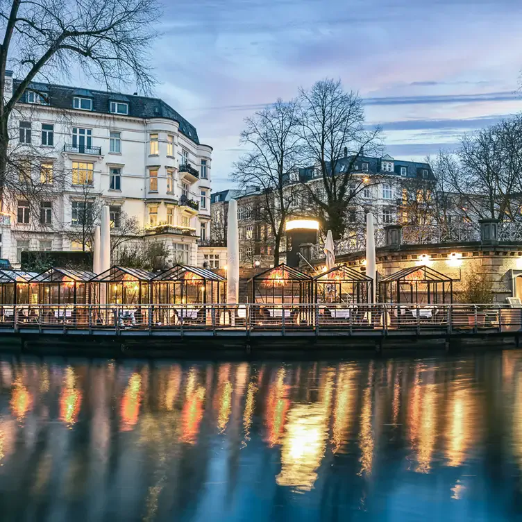 Kleine Glashäuser als Separees am Alsterufer im Anleger 1870, einem der besten romantischen Restaurants in Hamburg.