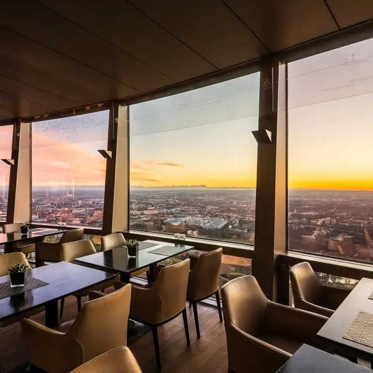 Drehbarer Gastraum mit Aussicht über München im 181, einem der besten romantischen Restaurants in München.