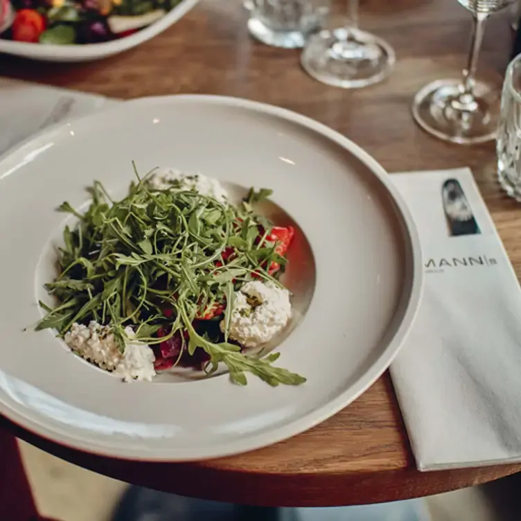 Salat mit Rucola, Käse und Tomaten bei Neumanns Bistro, einem der besten romantischen Restaurants in Hamburg.