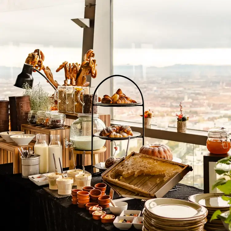 Buffet mit Frühstücksspeisen wie Honig, Joghurt, Croissants und Milch im 181, einem besonders romantischen Restaurant in München