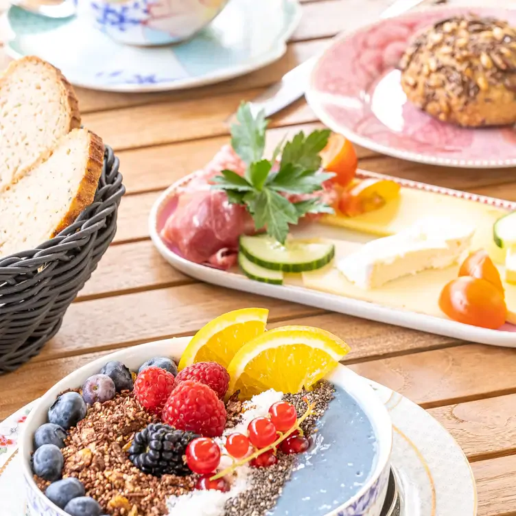 Fruchtbowl und Platte mit Schinken und Gemüse in der Isabella Glutenfreie Patisserie, einer der Top-Adressen für den besten Brunch in München.