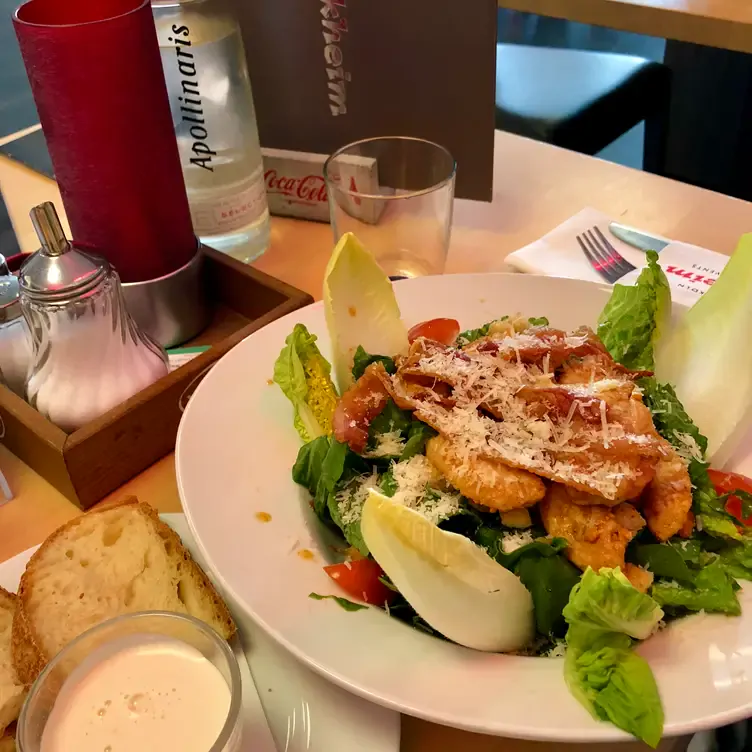 Upgrade eines Caesar’s Salad im Restaurant Geißbockheim Clubhaus 1. FC Köln, einer der besten Brunch-Optionen in Köln.