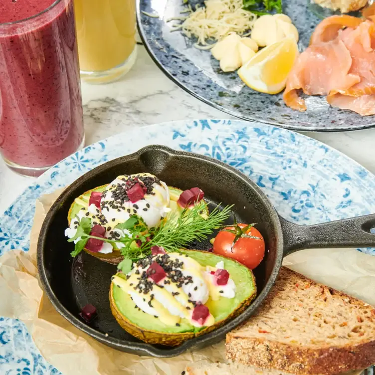 Gusseiserne Pfanne mit Kumpir-Kartoffeln, Saucen und Brot zum Frühstück bei Wilma Wunder, einem der Restaurants mit dem besten Brunch in Köln.