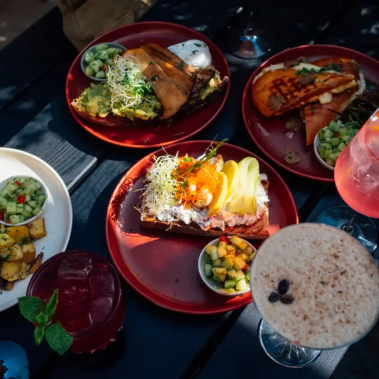 Dick belegte Stullen und Toasts im braena, einer Top-Adresse für den besten Brunch in Hamburg.