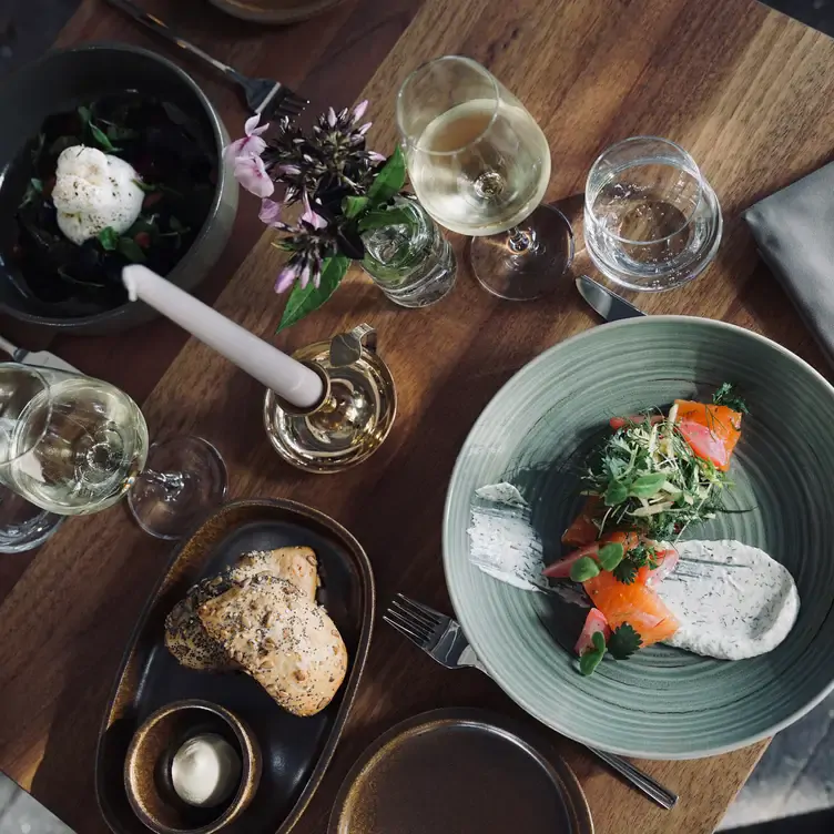 Eingedeckter Tisch mit Frühstücks-Bowl und Wein im Herzstück Eimsbüttel, einem der Lokale mit dem besten Brunch in Hamburg.