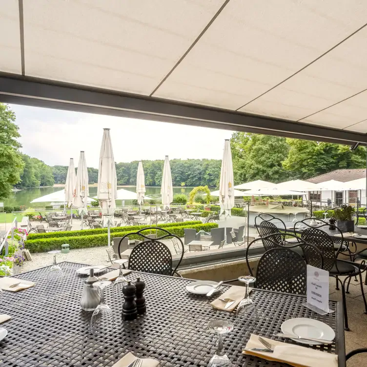 Tische auf der Terrasse mit Blick auf den Adenauerweiher im Club Astoria, einem Insidertipp für den besten Brunch in Köln.