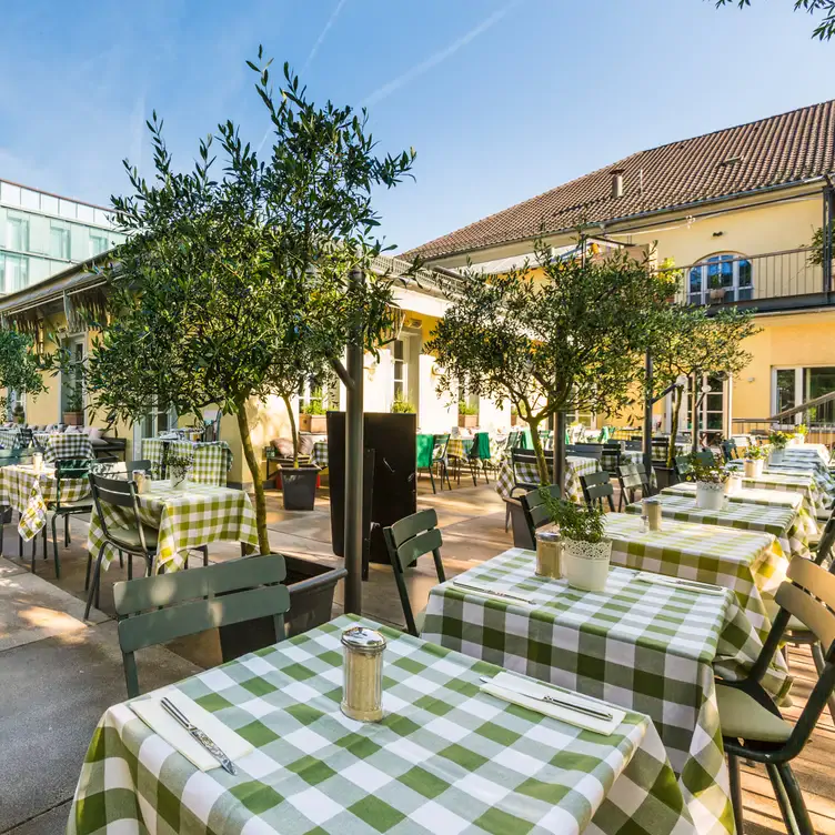 Der Außenbereich im Cafe Reitschule, einer Top-Option für ein leckeres Frühstück in München.