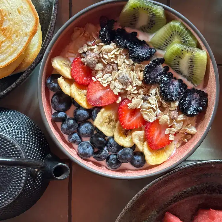 Fruchtige Bowl neben japanischer Teekanne bei UKIYO, einem der Restaurants mit dem besten Brunch in München.