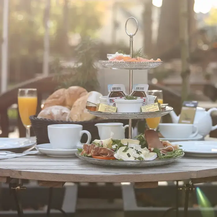 Etagere mit verschiedenen Frühstücks- und Brunchgerichten im Café Reinhardt, einer Top-Adresse für den besten Brunch in Hamburg.