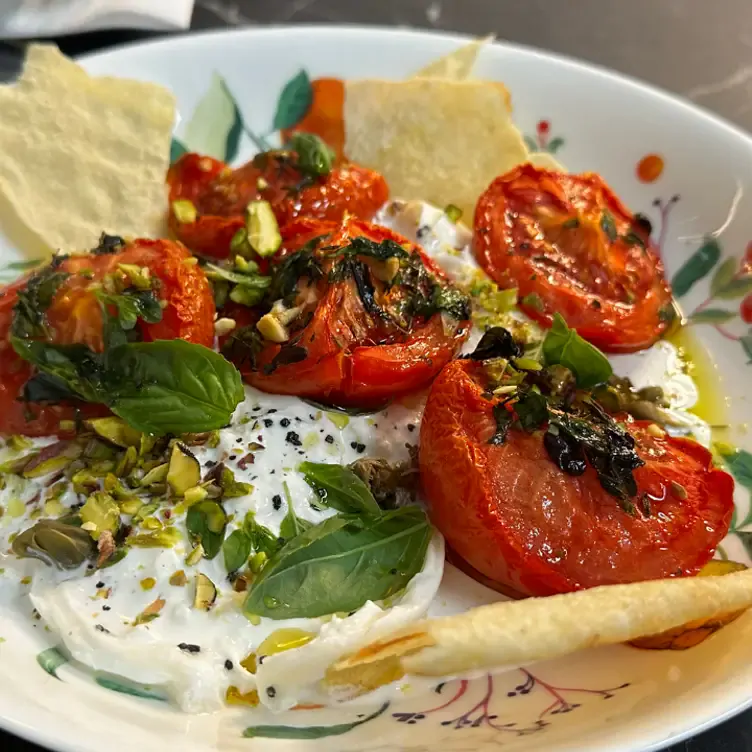 Teller mit Burrata und Tomaten im Amon, einem der besten neuen Restaurants in Berlin für 2024.