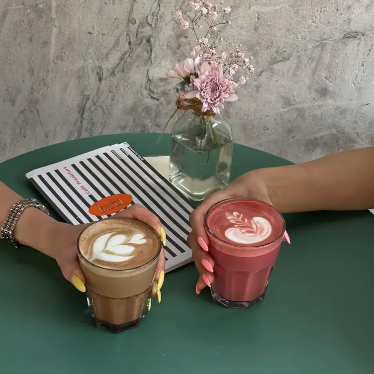 Latte Macchiato und Pink Latte im Café Karin in Frankfurt.