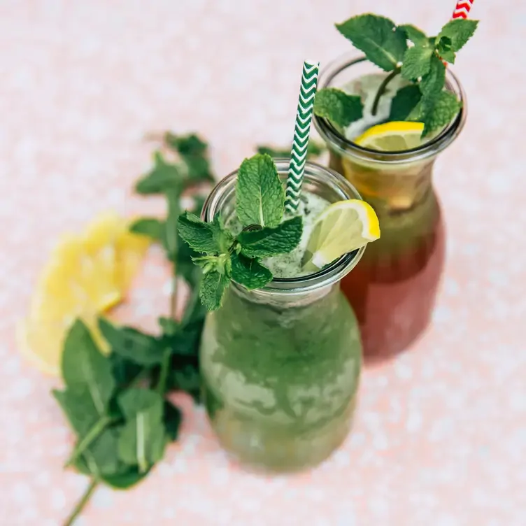 Ha﻿usgemachte Limonaden mit Minze in der Karaffe bei Heppy Green West, einer Top-Adresse für das beste Frühstück in Frankfurt.