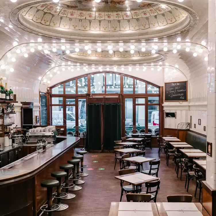 Historischer Speisesaal mit Kuppeln, Gemälde und hellen Glühbirnen im Café Paris in Hamburg.