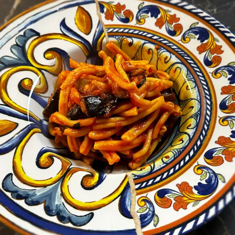 Pastagericht mit Tomatensugo und Aubergine im Amon, einem der besten neuen Restaurants in Berlin 2024.