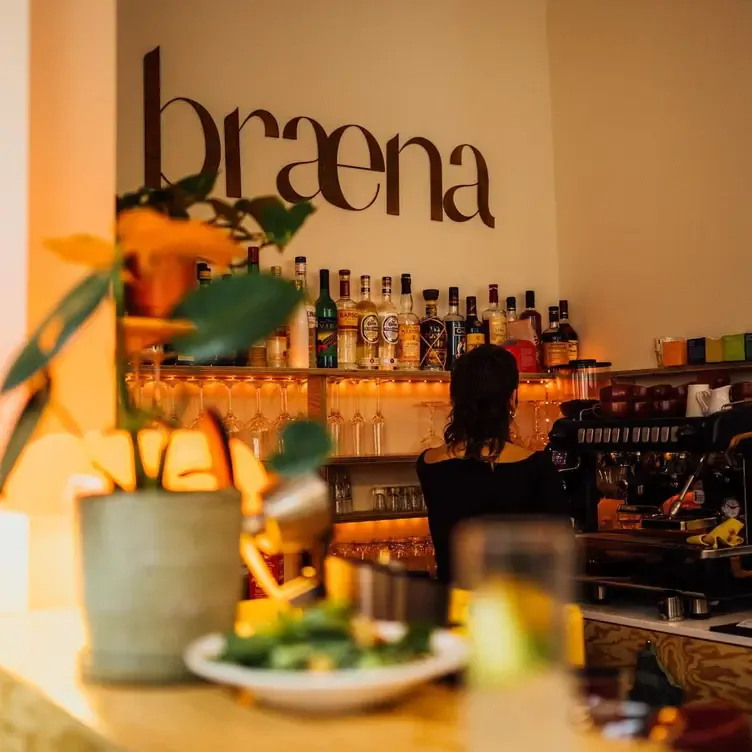 Empfangstresen mit Kaffeemaschine und Bedienung im braena, einem Lokal mit dem besten Brunch in Hamburg.