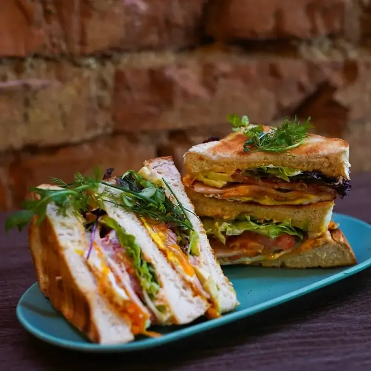 Sandwich mit Rucola und verschiedenen Wurstsorten im Hungrigen Herz, einem der Top-Restaurants für den besten Brunch in München.