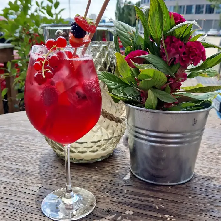 Fruchtiger Drink im Weinglas auf dem Tisch im Cron am Hafen, einem der Restaurants mit dem besten Brunch in Frankfurt.