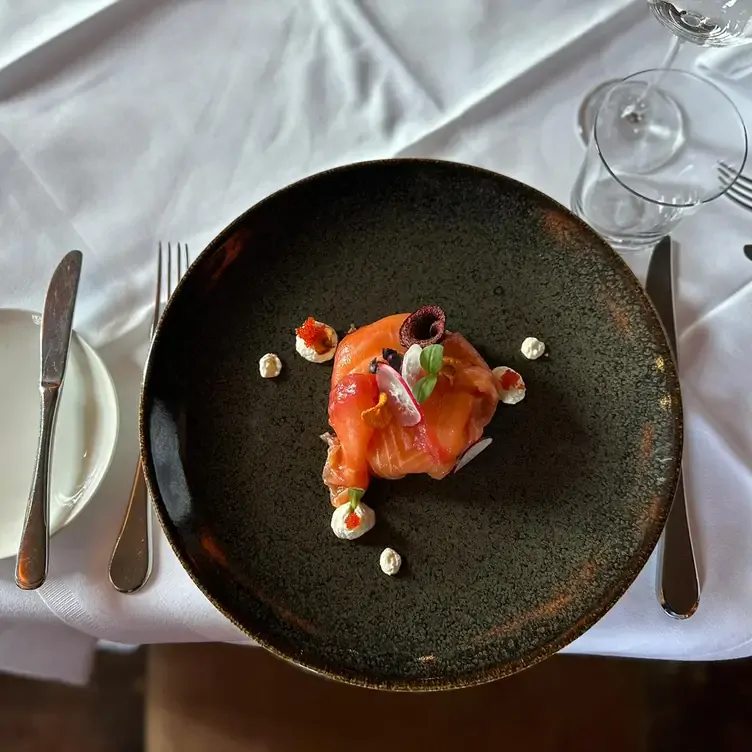 Geräucherter Lachs, kunstvoll mit Meerrettich und Radieschen angerichtet im Wartesaal am Dom, einer Top-Adresse zum Brunchen in Köln.