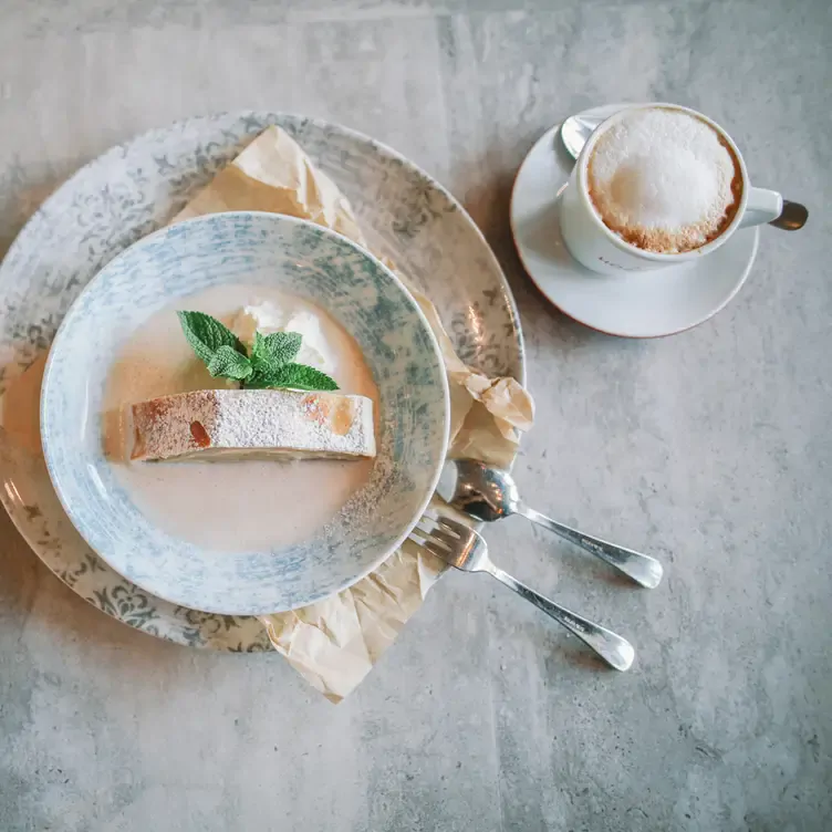 Süßer Strudel mit Sauce, Minze und Latte Macchiato bei Wilma Wunder, für einen der besten Brunchs in Köln.