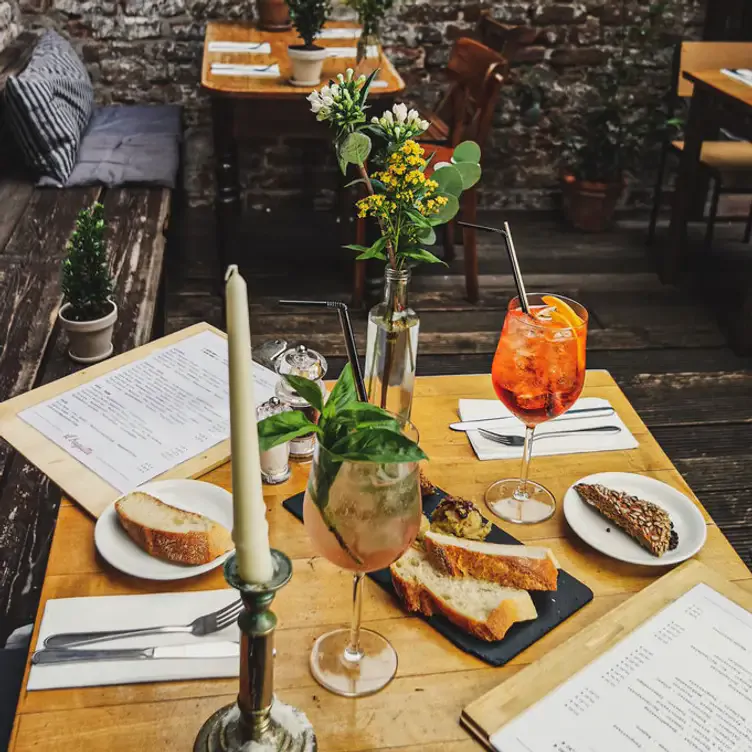 Brote und Getränke auf einem Tisch im Il Bagutta, einem ausgezeichneten Restaurant für besondere Anlässe in Köln.